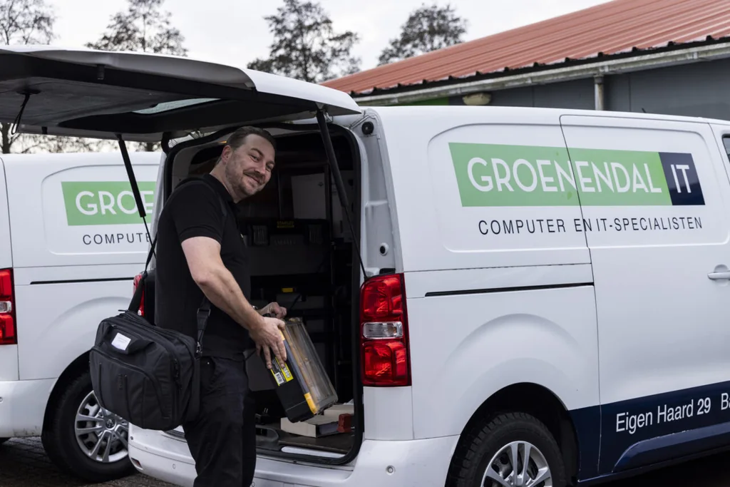 groenendal-it-service-op-locatie Medewerker van Groenendal IT bij de servicebus